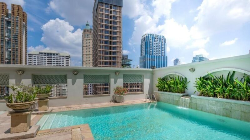 Vue aérienne d'un complexe hôtelier moderne avec piscines et tours à Bangkok