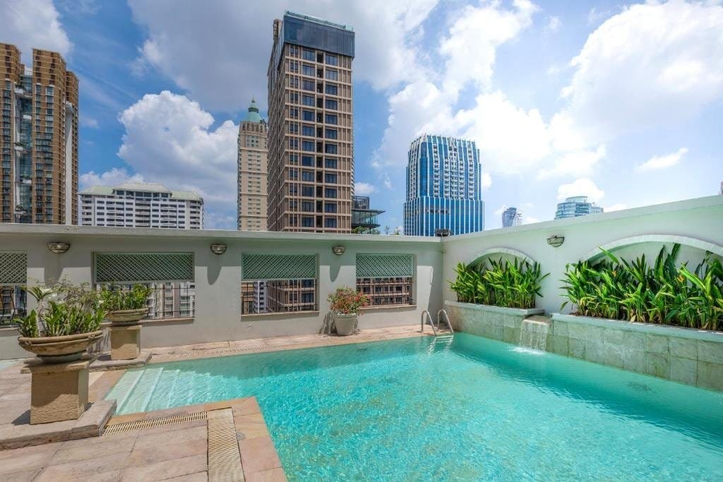 Vue aérienne d'un complexe hôtelier moderne avec piscines et tours à Bangkok