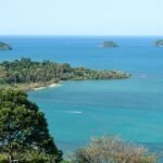 Vue panoramique des îles de Koh Chang et de la mer turquoise.
