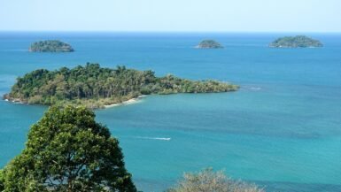 Vue panoramique des îles de Koh Chang et de la mer turquoise.