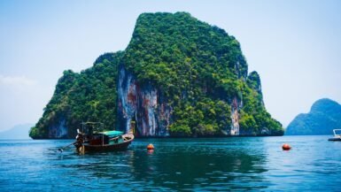 Île verdoyante dans la mer à Railay, Krabi, Thaïlande.