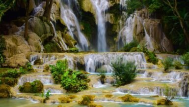Cascade naturelle dans le parc national des chutes Mae Surin, Mae Hong Son.