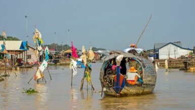 Bateaux en bambou flottant sur une rivière au Cambodge.