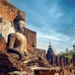 Statue de Bouddha dans le site historique de Sukhothai, Thaïlande.
