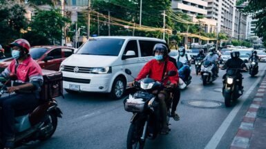 Motoristes et voitures dans la circulation dense de Bangkok, Thaïlande.