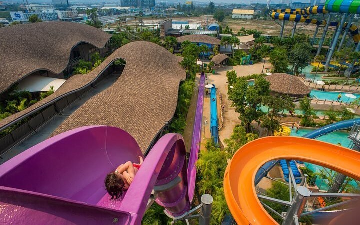Toboggan aquatique coloré à Vana Nava Hua Hin en Thaïlande.