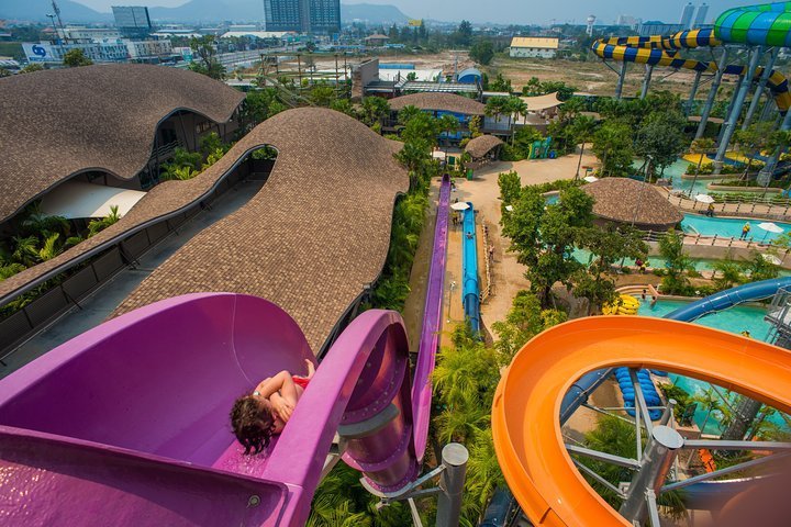 Toboggan aquatique coloré à Vana Nava Hua Hin en Thaïlande.