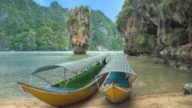 Bateaux traditionnels dans la baie de Phang Nga, Thaïlande.
