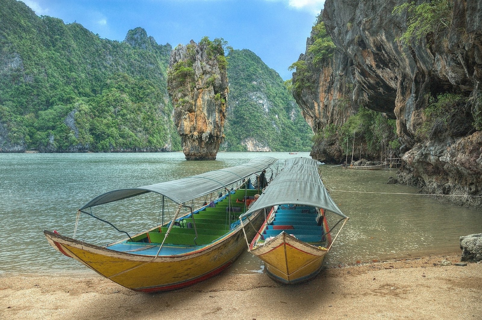 Bateaux traditionnels dans la baie de Phang Nga, Thaïlande.