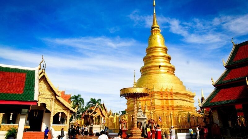 Stupa doré dans un temple traditionnel thaïlandais à Bangkok.