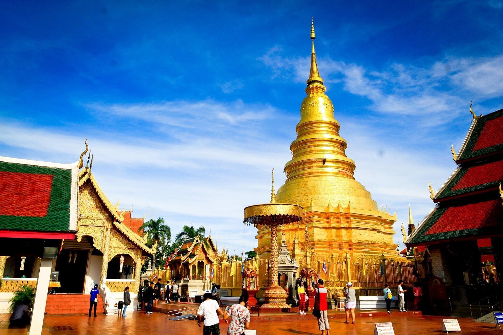 Stupa doré dans un temple traditionnel thaïlandais à Bangkok.