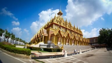 Temple doré spectaculaire à Wat Chantharam en Thaïlande.