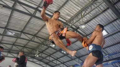 Combat de Muay Thai avec un kick puissant en Thaïlande.