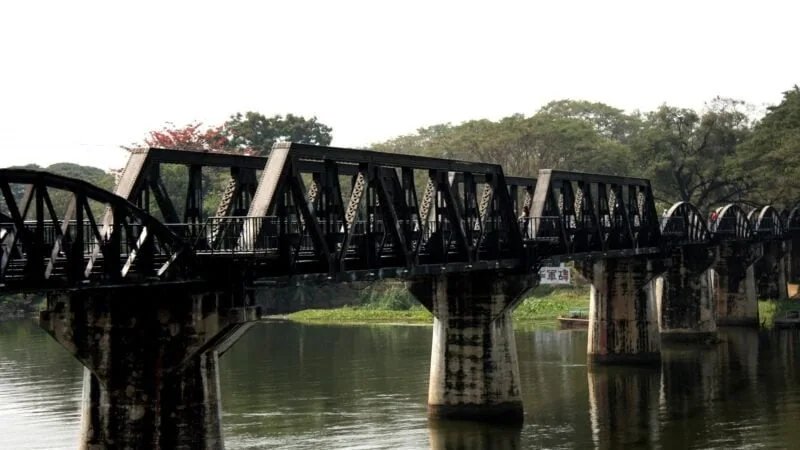 Pont en fer sur la rivière Kwaï, célèbre site touristique en Thaïlande.