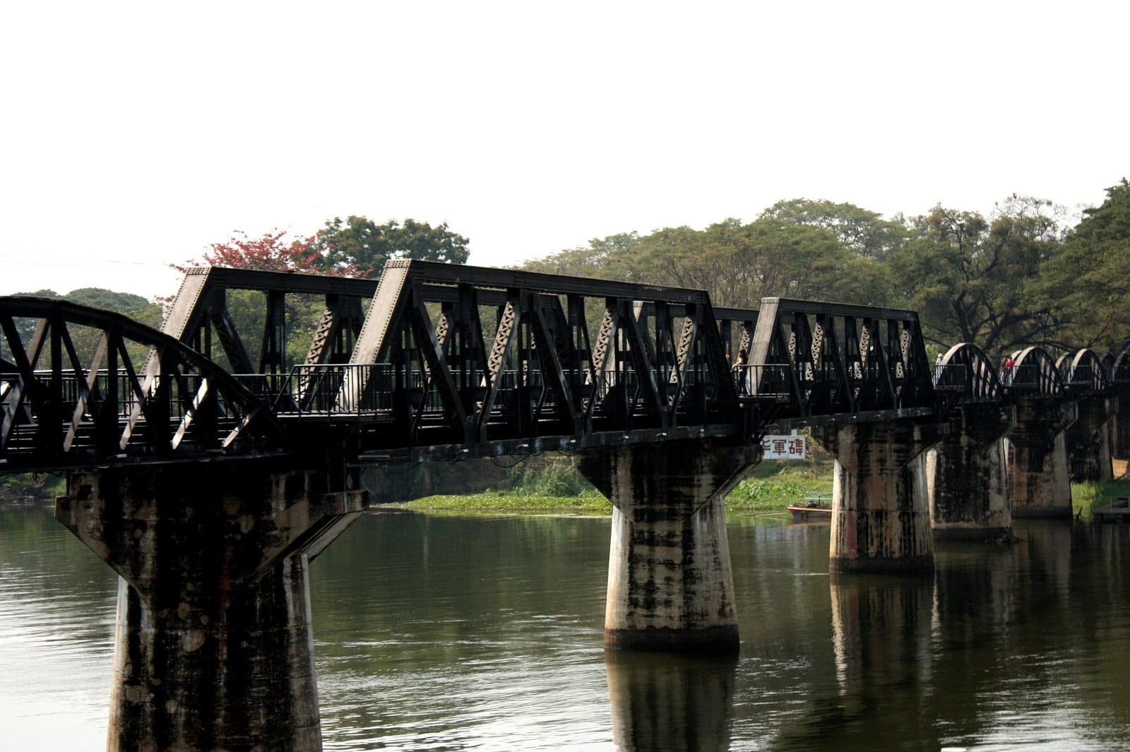 Pont en fer sur la rivière Kwaï, célèbre site touristique en Thaïlande.