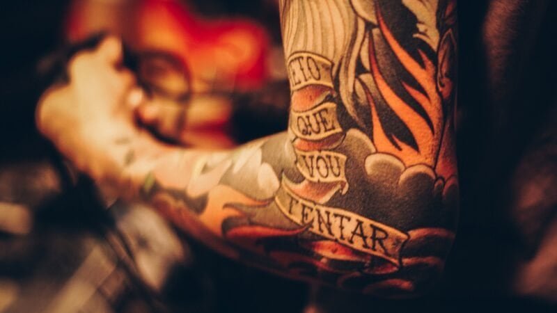 Tatouage coloré sur le bras d'une personne en Thaïlande.