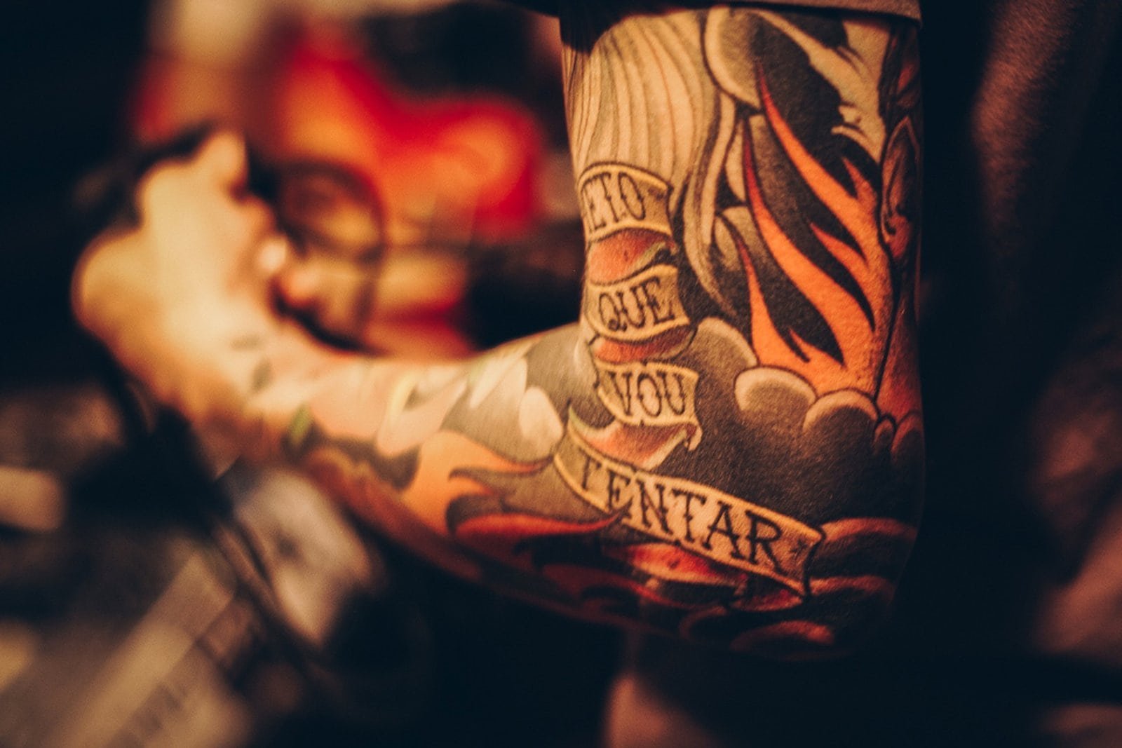 Tatouage coloré sur le bras d'une personne en Thaïlande.