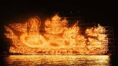 Bateau de feu illuminé lors d'un festival traditionnel en Thaïlande.