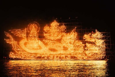 Bateau de feu illuminé lors d'un festival traditionnel en Thaïlande.