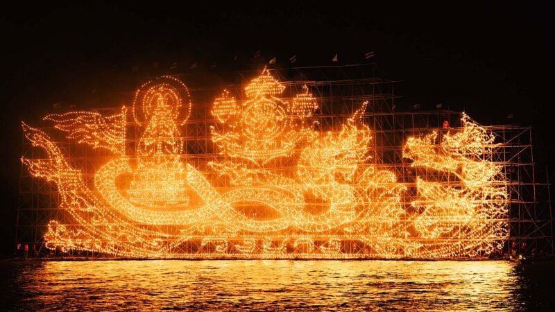 Bateau de feu illuminé lors d'un festival traditionnel en Thaïlande.