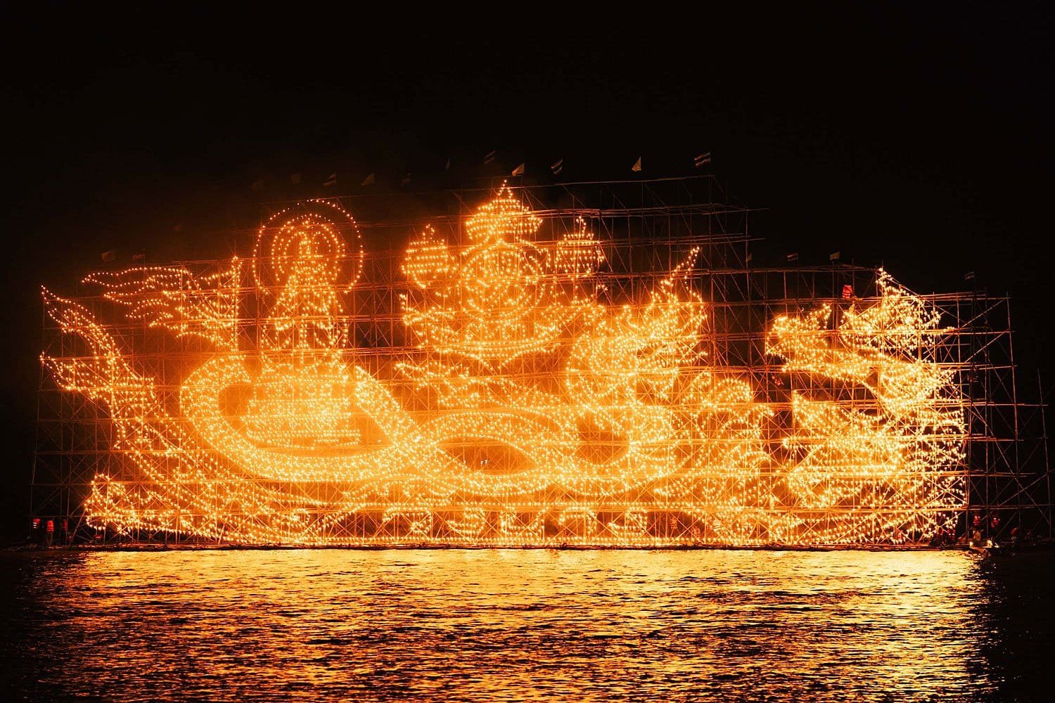 Bateau de feu illuminé lors d'un festival traditionnel en Thaïlande.