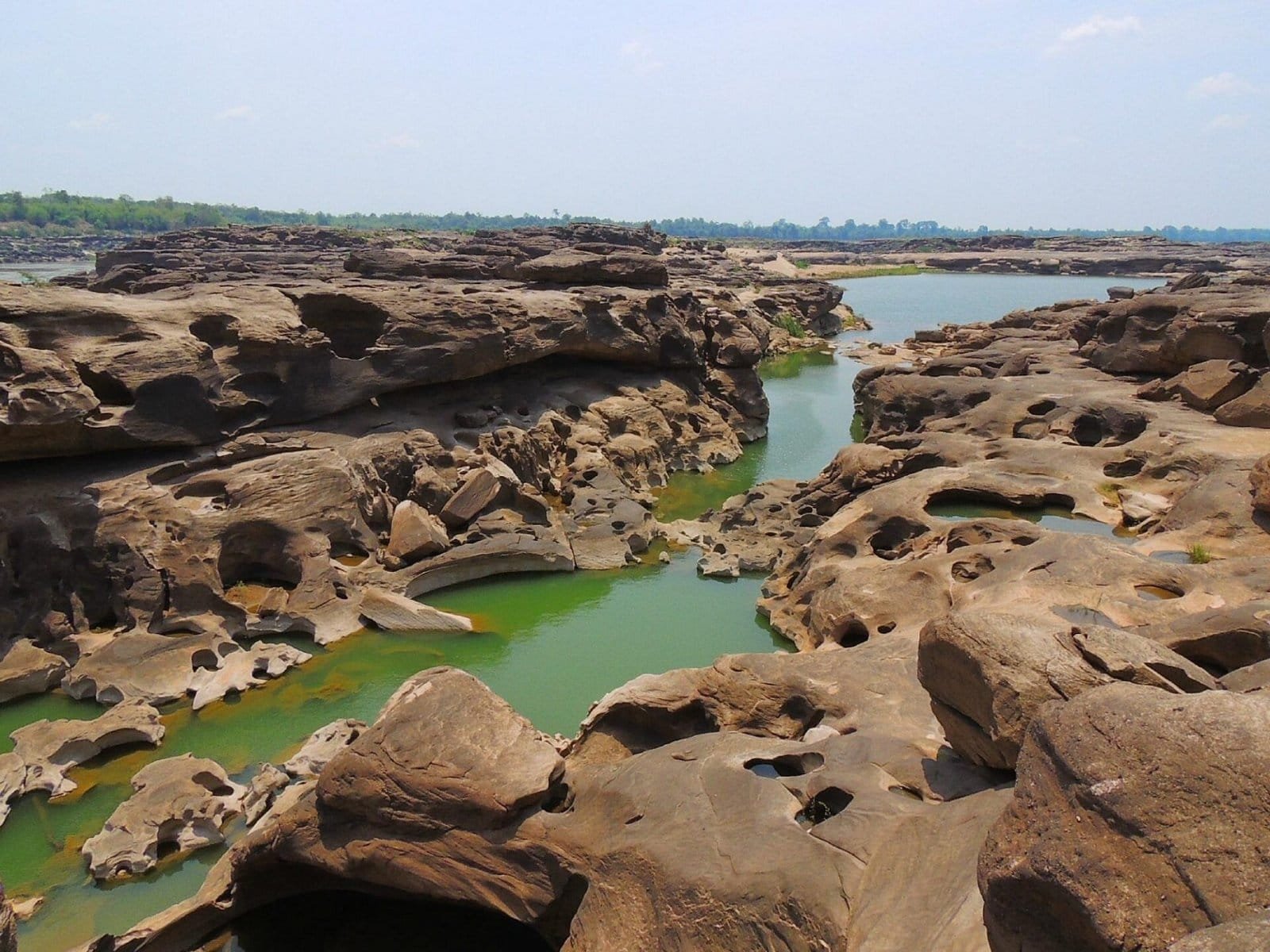 Paysage de San Phan Bok avec formations rocheuses et rivière.