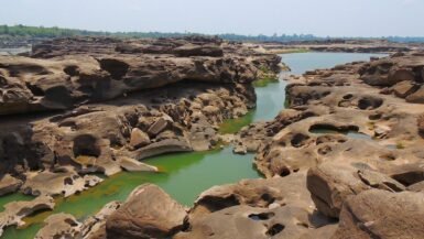Paysage de San Phan Bok avec formations rocheuses et rivière.