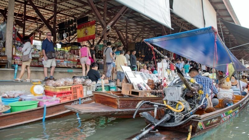 Bateau traditionnel sur le marché flottant de Damnoen Saduak en Thaïlande.