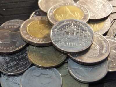 Pièces de monnaie thaïlandaises en 2026, monnaie locale, billets et pièces.