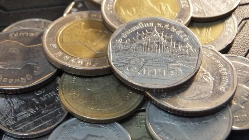 Pièces de monnaie thaïlandaises en 2026, monnaie locale, billets et pièces.