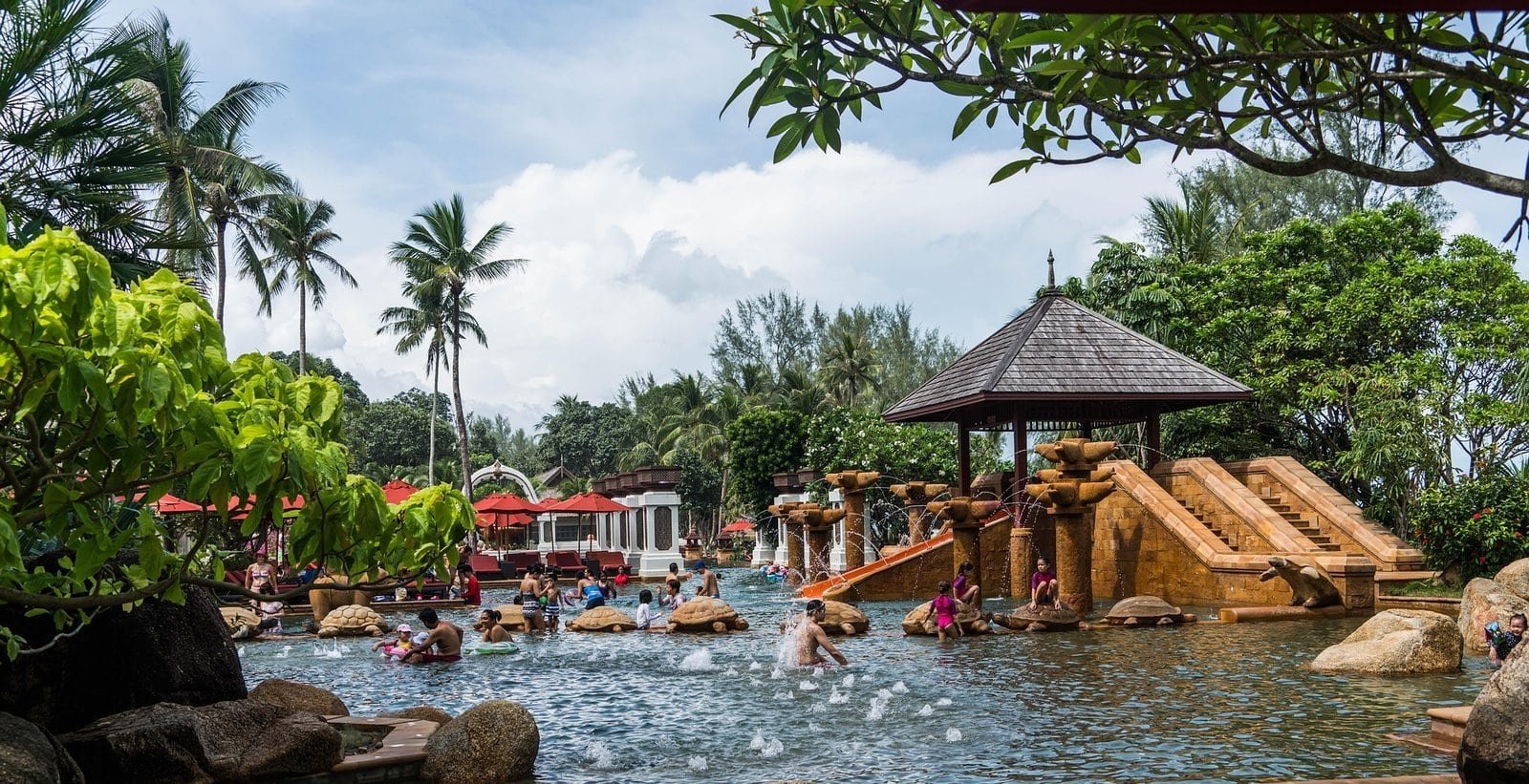 Piscine naturelle entourée de végétation luxuriante à Phuket, Thaïlande.